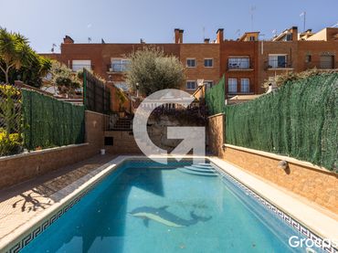 Semi-detached house with balcony for sale in CL SUÈCIA