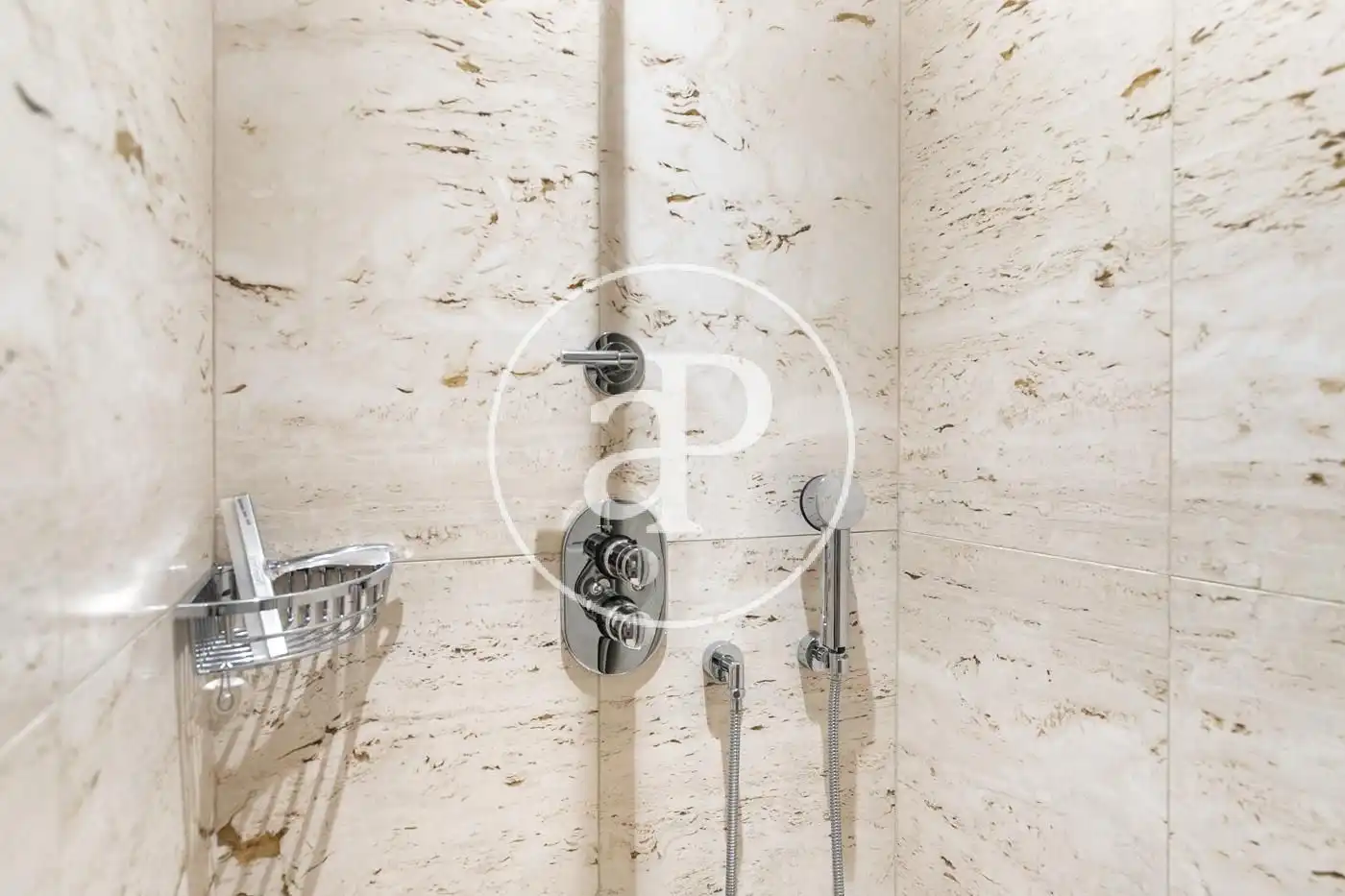 Badezimmer von Wohnung zum Verkauf in Barcelona mit Klimaanlage, Heizung und Balkon