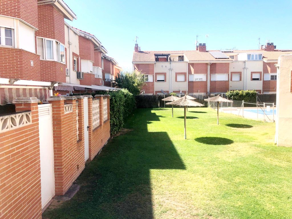 Jardí de Casa adosada en venda en Alcalá de Henares amb Aire condicionat, Calefacció i Terrassa