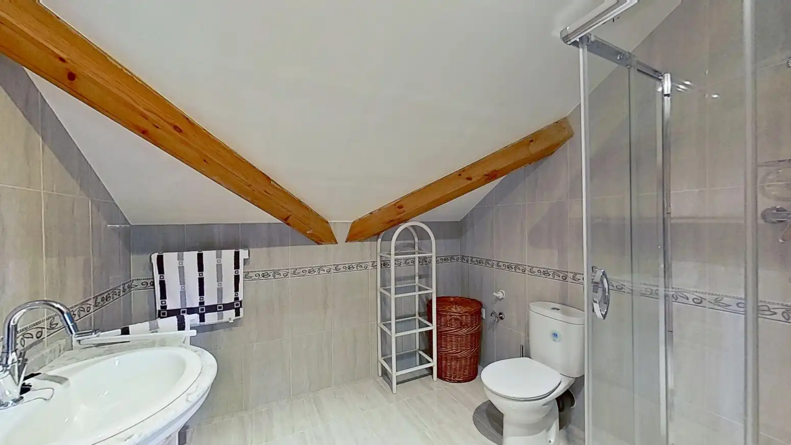 Baño de Casa o chalet en venta en Alfoz de Lloredo con Calefacción, Jardín privado y Parquet