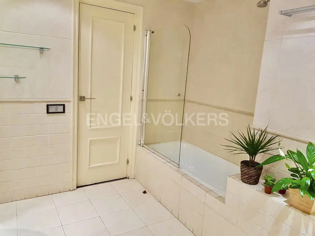 Bathroom of Attic for sale in Madrid  with Air Conditioner, Heating and Private garden