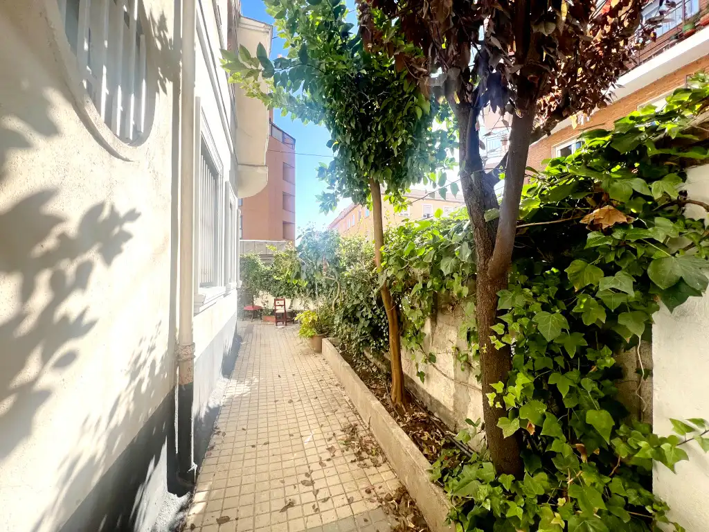 Außenansicht von Wohnung zum Verkauf in Madrid mit Klimaanlage, Heizung und Privatgarten