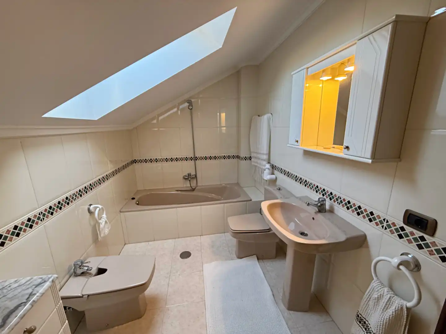 Baño de Casa adosada en venta en Oviedo  con Calefacción, Jardín privado y Parquet