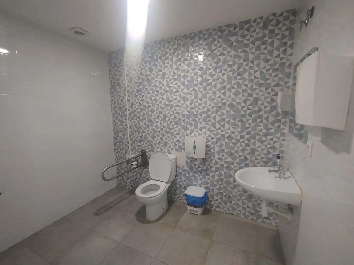 Baño de Local en traspaso en Manises con Aire acondicionado