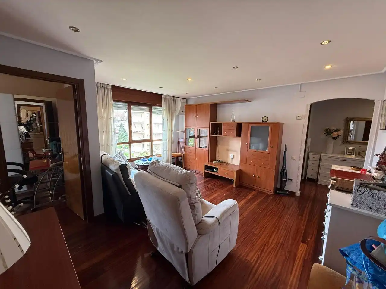 Sala de estar de Piso en venta en Castro-Urdiales con Calefacción, Parquet y Piscina comunitaria