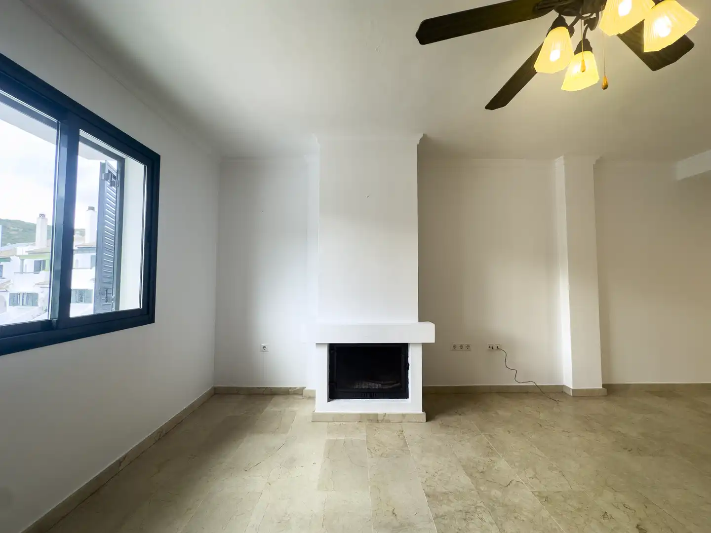 Sala d'estar de Casa adosada en venda en Manilva amb Jardí privat, Terrassa i Traster
