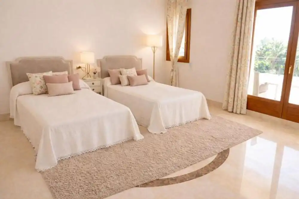 Dormitori de Casa o xalet de lloguer en Marbella amb Aire condicionat, Jardí privat i Terrassa