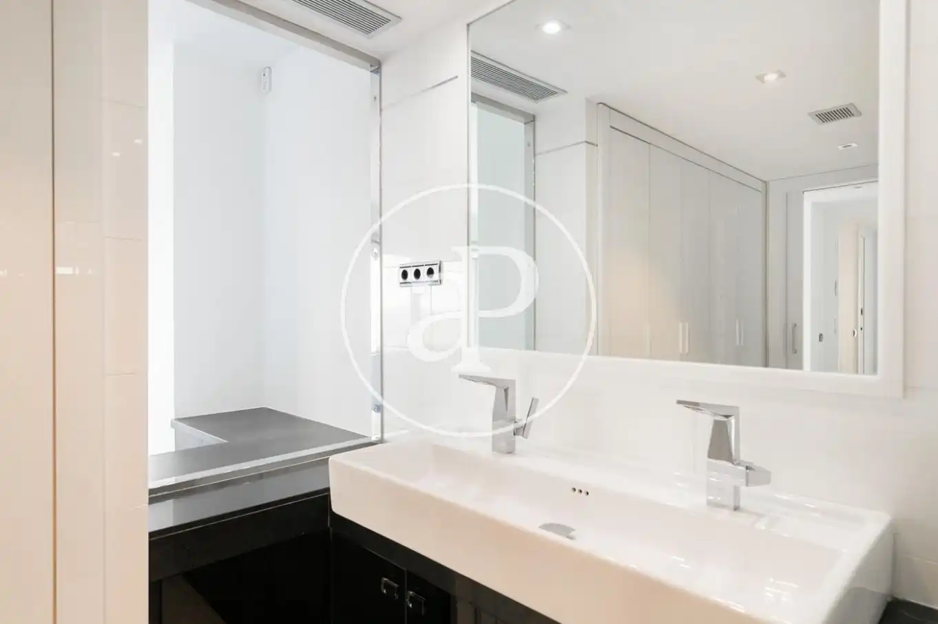 Bathroom of Attic for sale in Barcelona  with Air Conditioner, Heating and Terrace