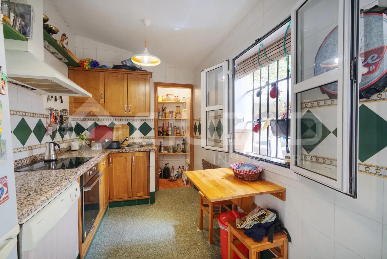 Cocina de Casa adosada en venta en San Juan de Aznalfarache con Aire acondicionado, Terraza y Trastero