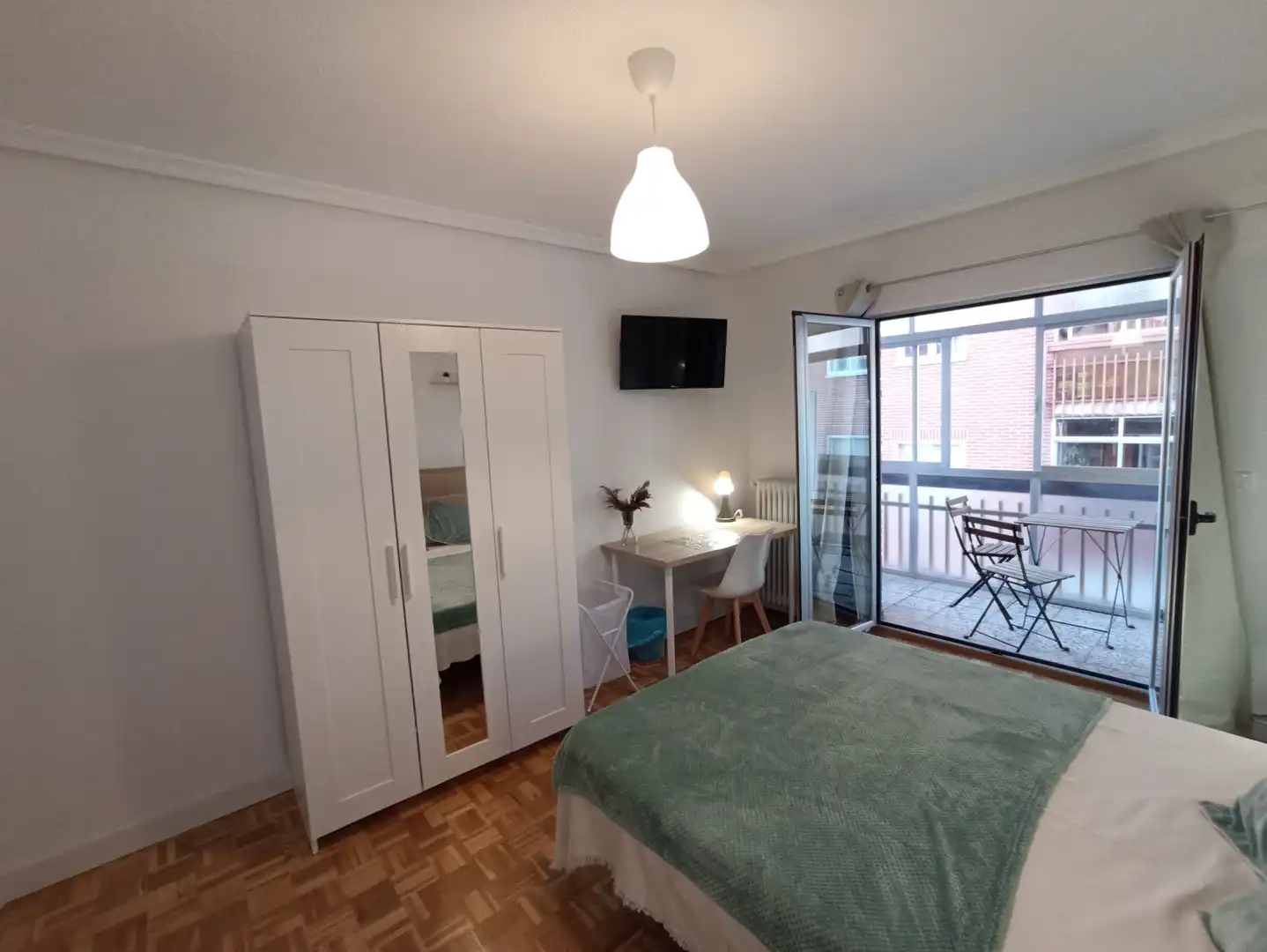 Room in Calle Hornos Caleros, Estación