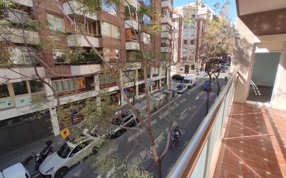 Vista exterior de Pis de lloguer en  Barcelona Capital amb Balcó