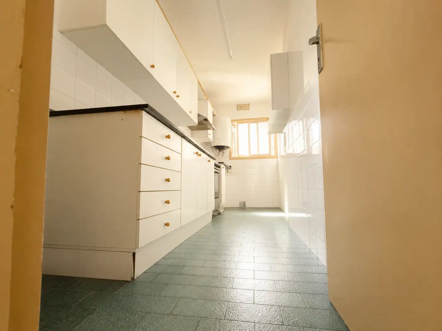 Küche von Wohnung zum Verkauf in Santa Coloma de Gramenet mit Klimaanlage, Heizung und Balkon