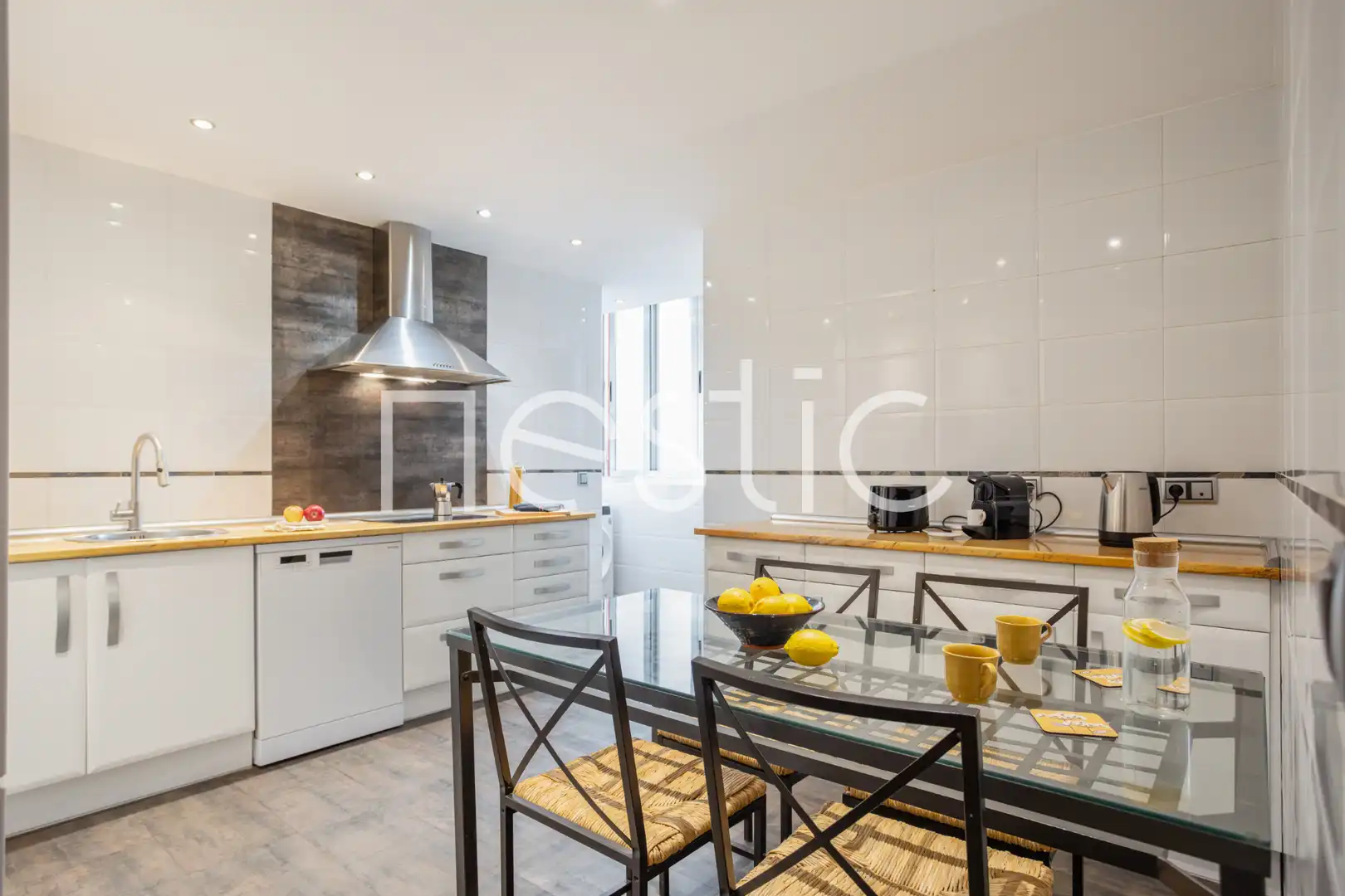 Cuina de Apartament de lloguer en Madrid amb Aire condicionat, Calefacció i Moblat