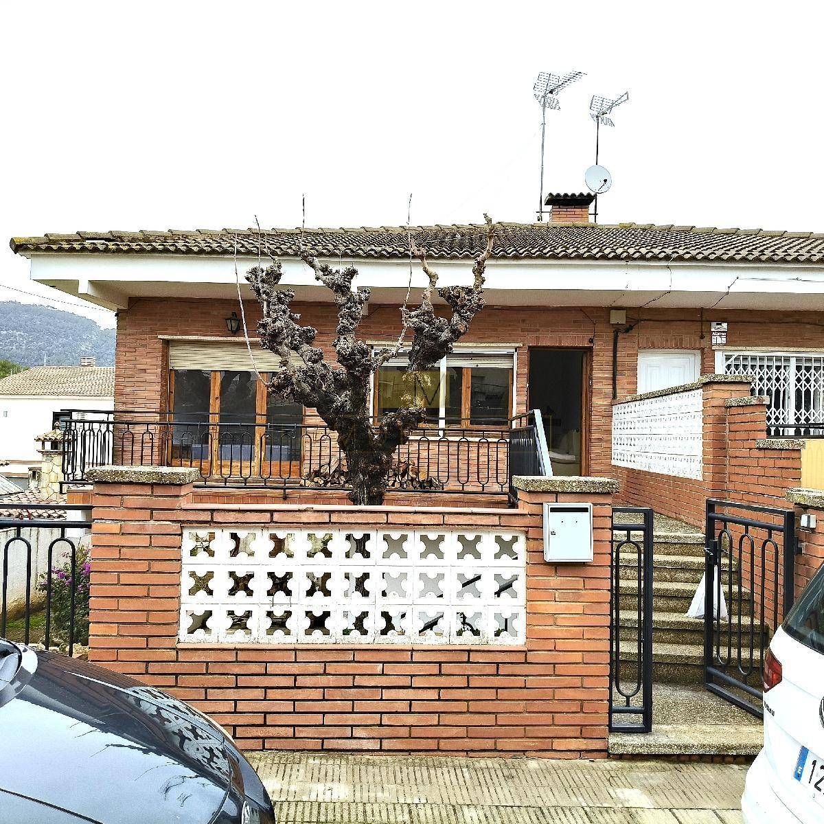 Vista exterior de Casa o xalet de lloguer en Canyelles amb Terrassa, Traster i Balcó