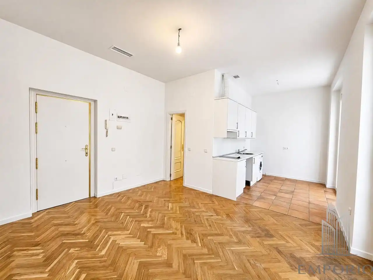 Living room of Flat for sale in Madrid  with Air Conditioner, Parquet flooring and Balcony