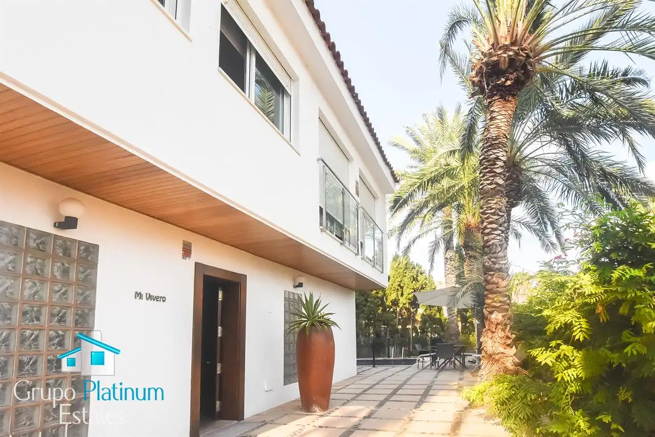 Vista exterior de Casa o xalet en venda en Águilas amb Aire condicionat, Jardí privat i Piscina
