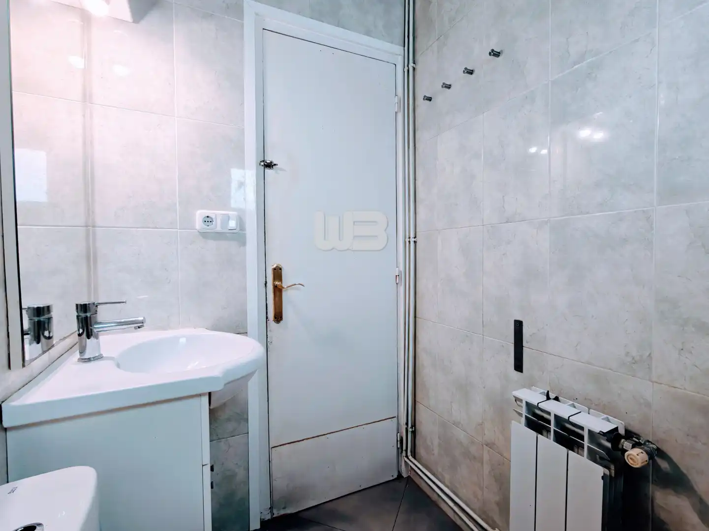 Badezimmer von Dachboden zum Verkauf in Barcelona mit Parkett, Terrasse und Ofen