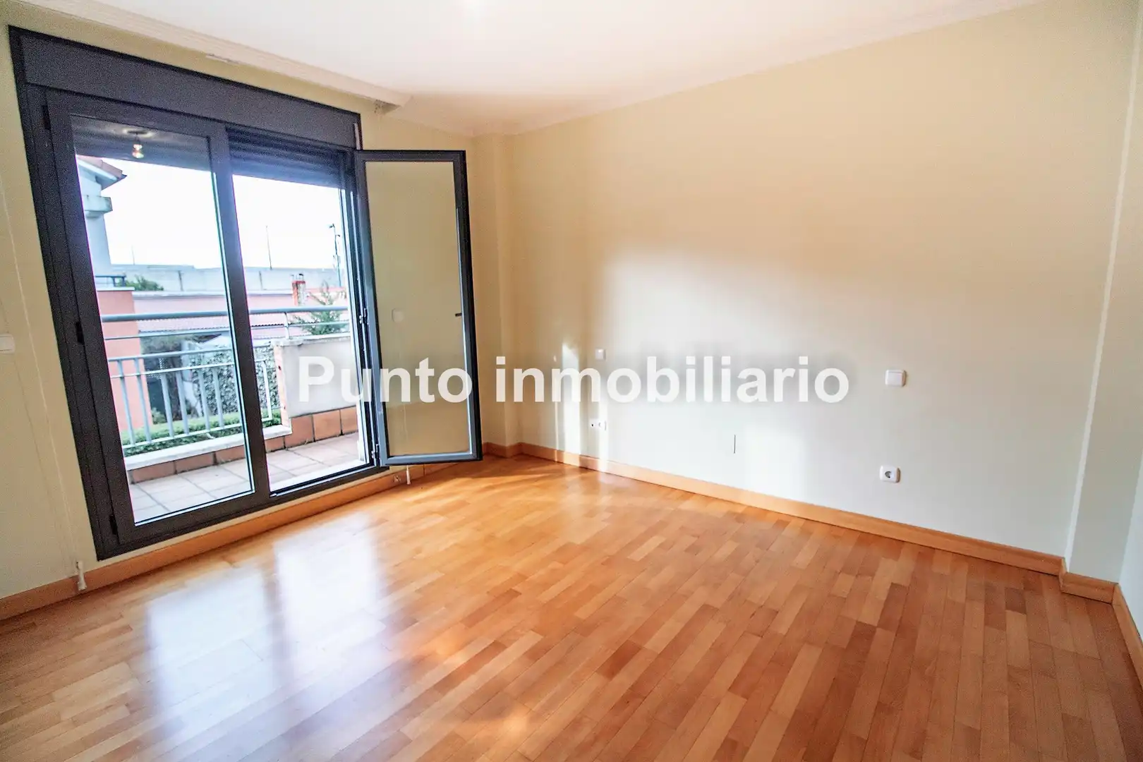 Living room of Houses for sale in Valladolid  with Heating, Private garden and Parquet flooring