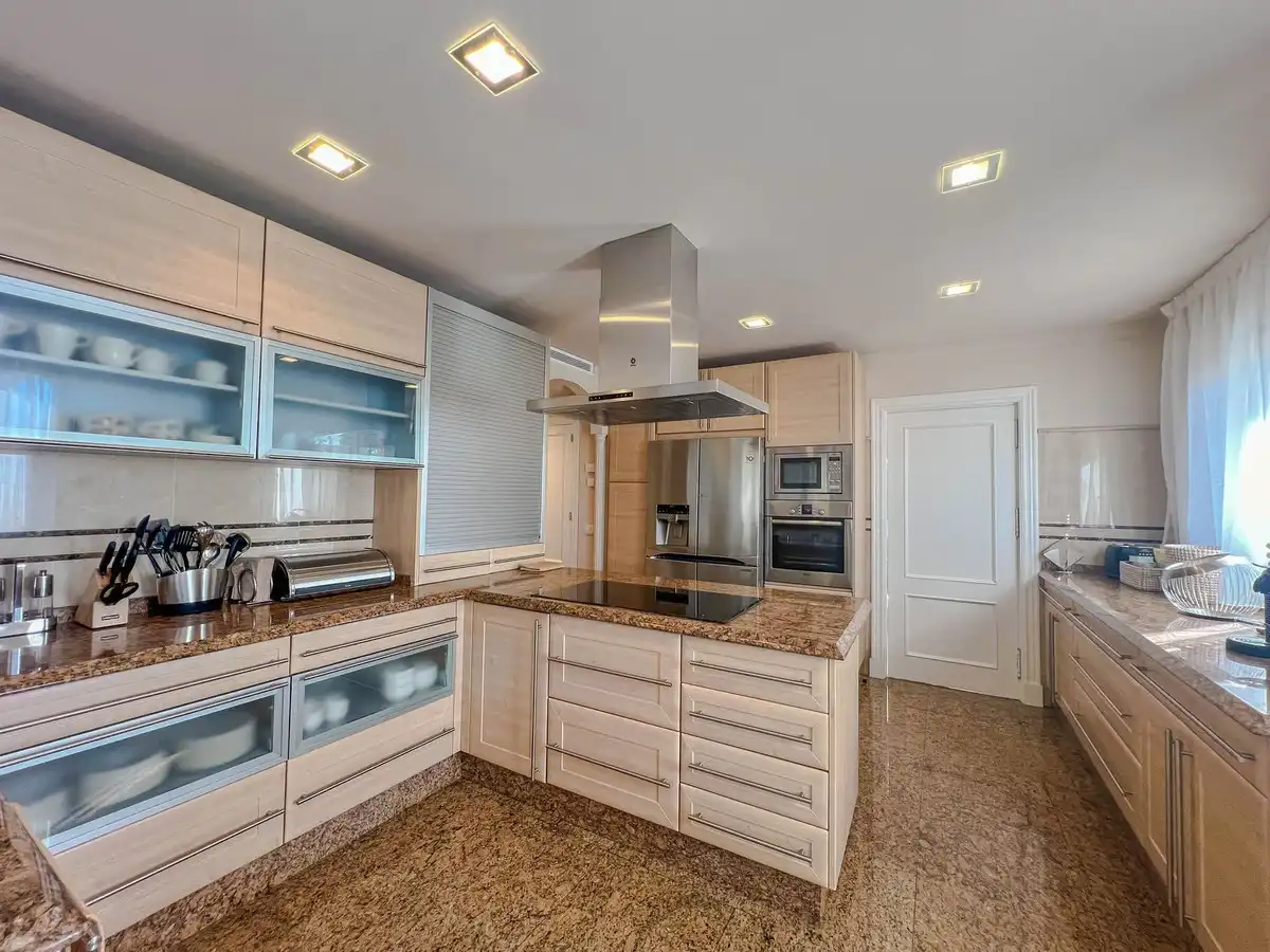 Cocina de Casa adosada en venta en Benahavís con Aire acondicionado y Terraza