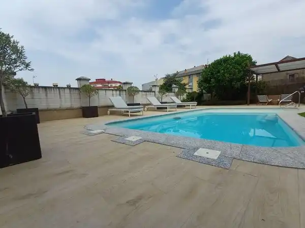 Piscina de Casa adosada en venta en Vigo  con Calefacción, Jardín privado y Terraza