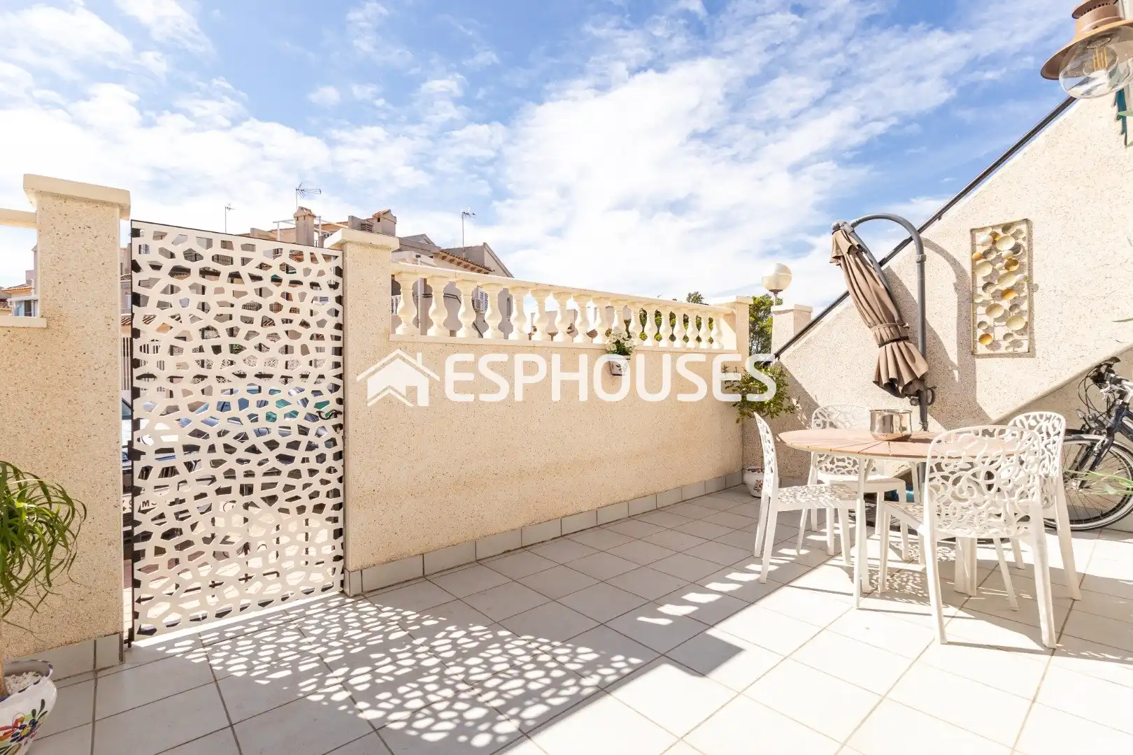 Terrasse von Erdgeschoss zum Verkauf in Guardamar del Segura mit Klimaanlage, Terrasse und Balkon