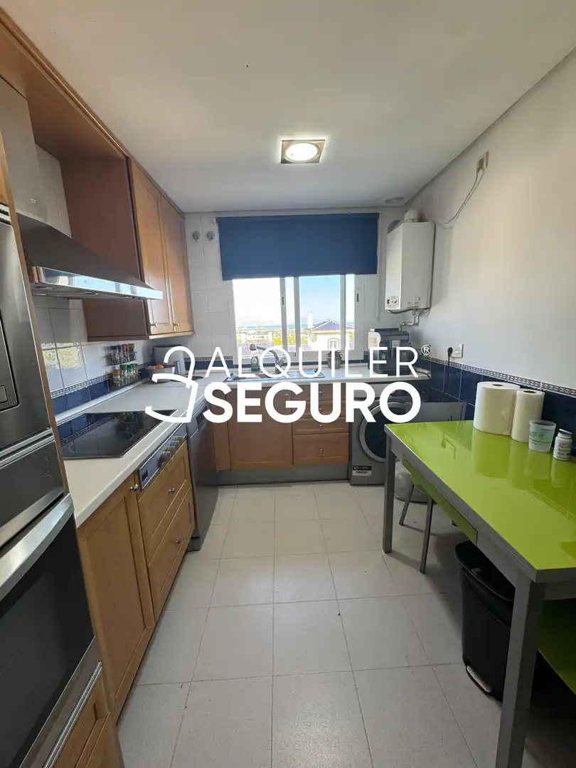 Cuina de Pis de lloguer en Málaga amb Aire condicionat, Terrassa i Piscina