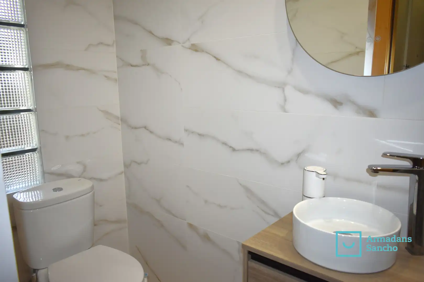Badezimmer von Einfamilien-Reihenhaus zum Verkauf in Tiana mit Klimaanlage, Heizung und Privatgarten