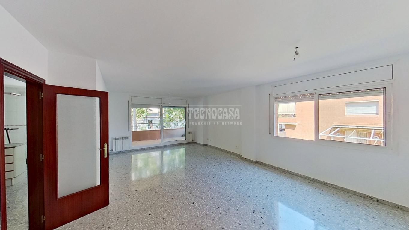Living room of Flat for sale in Cerdanyola del Vallès  with Storage room and Balcony