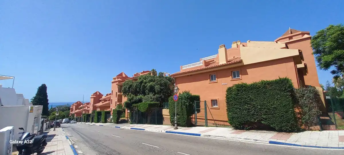 Vista exterior de Planta baixa en venda en Marbella amb Aire condicionat, Calefacció i Terrassa