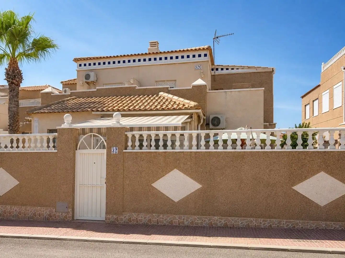 Detached house with pool for sale in Altos de la Bahia