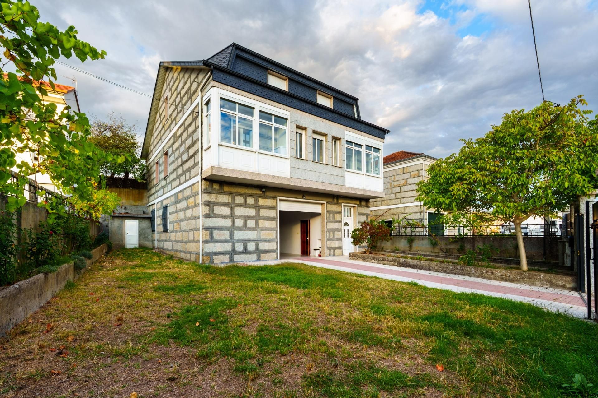 Vista exterior de Casa o xalet en venda en Ourense Capital  amb Calefacció, Jardí privat i Balcó