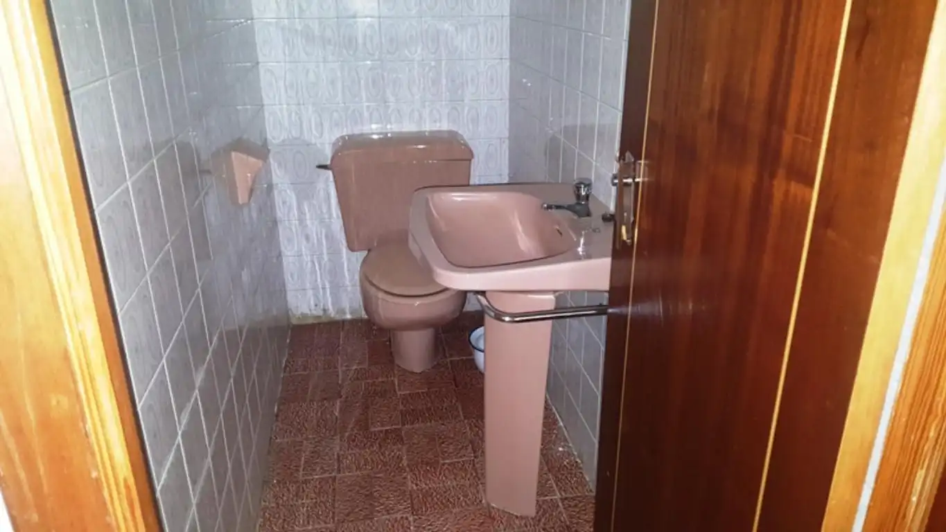 Baño de Piso en venta en Cuntis con Trastero, Lavadora y Balcón