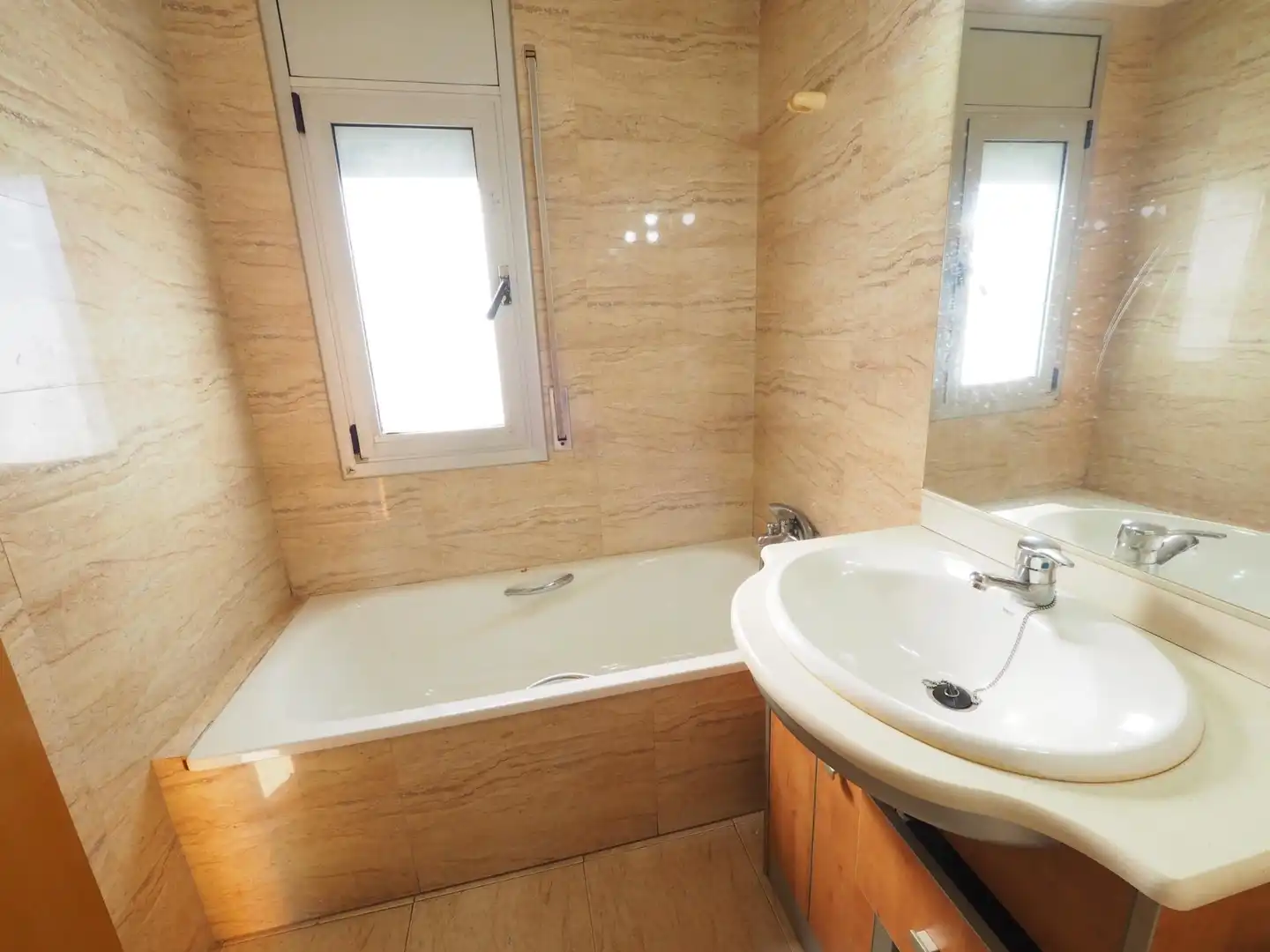 Baño de Dúplex en venta en Vilanova del Camí con Terraza, Trastero y Piscina comunitaria