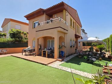 Villa con balcone in vendita a Park Nord - Casona