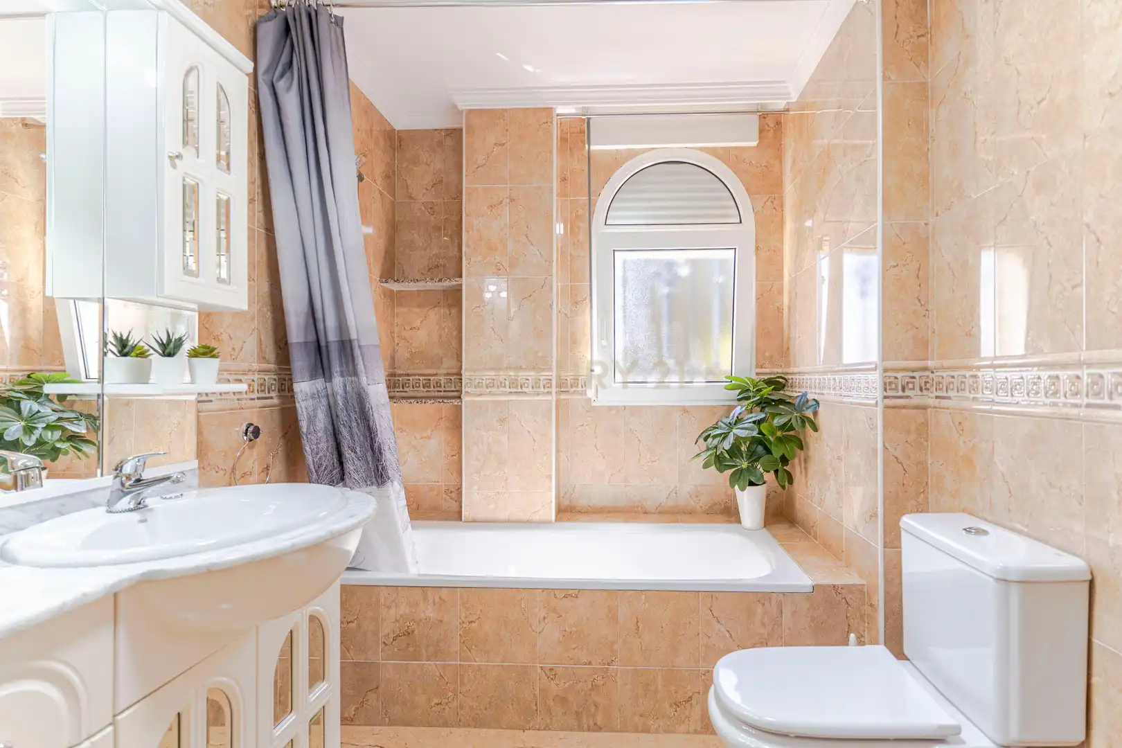 Baño de Casa o chalet en venta en Las Gabias con Jardín privado, Trastero y Piscina