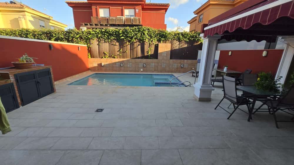 Piscina de Casa adosada en venda en Alhaurín de la Torre amb Aire condicionat, Jardí privat i Terrassa