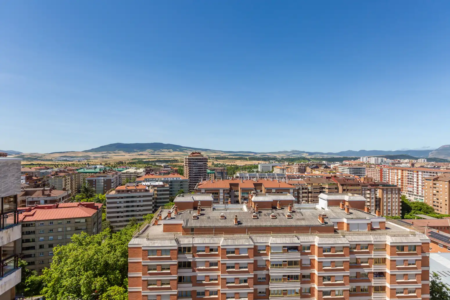 Vista exterior de Ático en venta en  Pamplona / Iruña con Parquet y Terraza