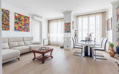 Living room of Flat for sale in  Madrid Capital  with Air Conditioner, Heating and Balcony