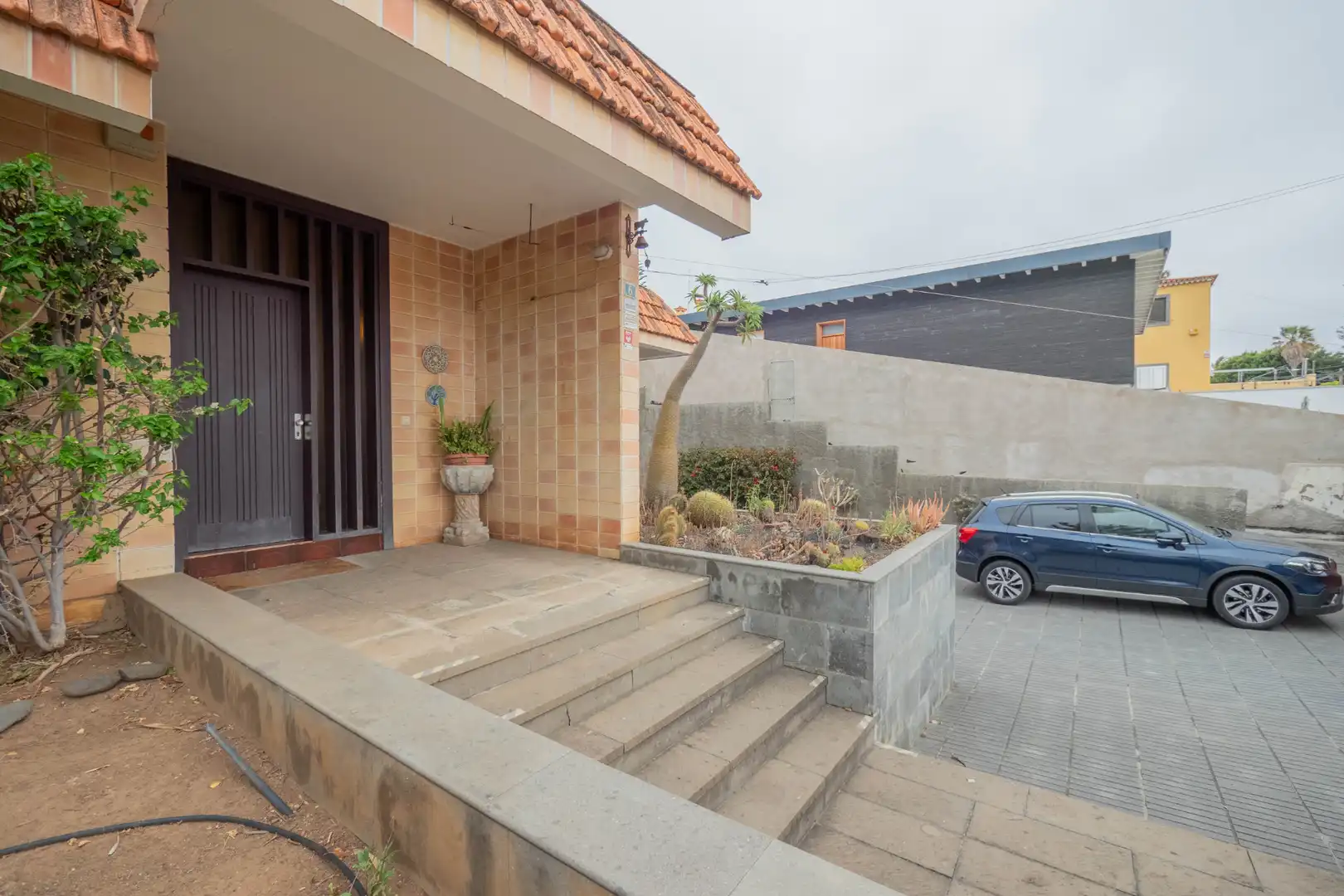 Vista exterior de Casa o xalet en venda en Las Palmas de Gran Canaria amb Aire condicionat, Jardí privat i Parquet