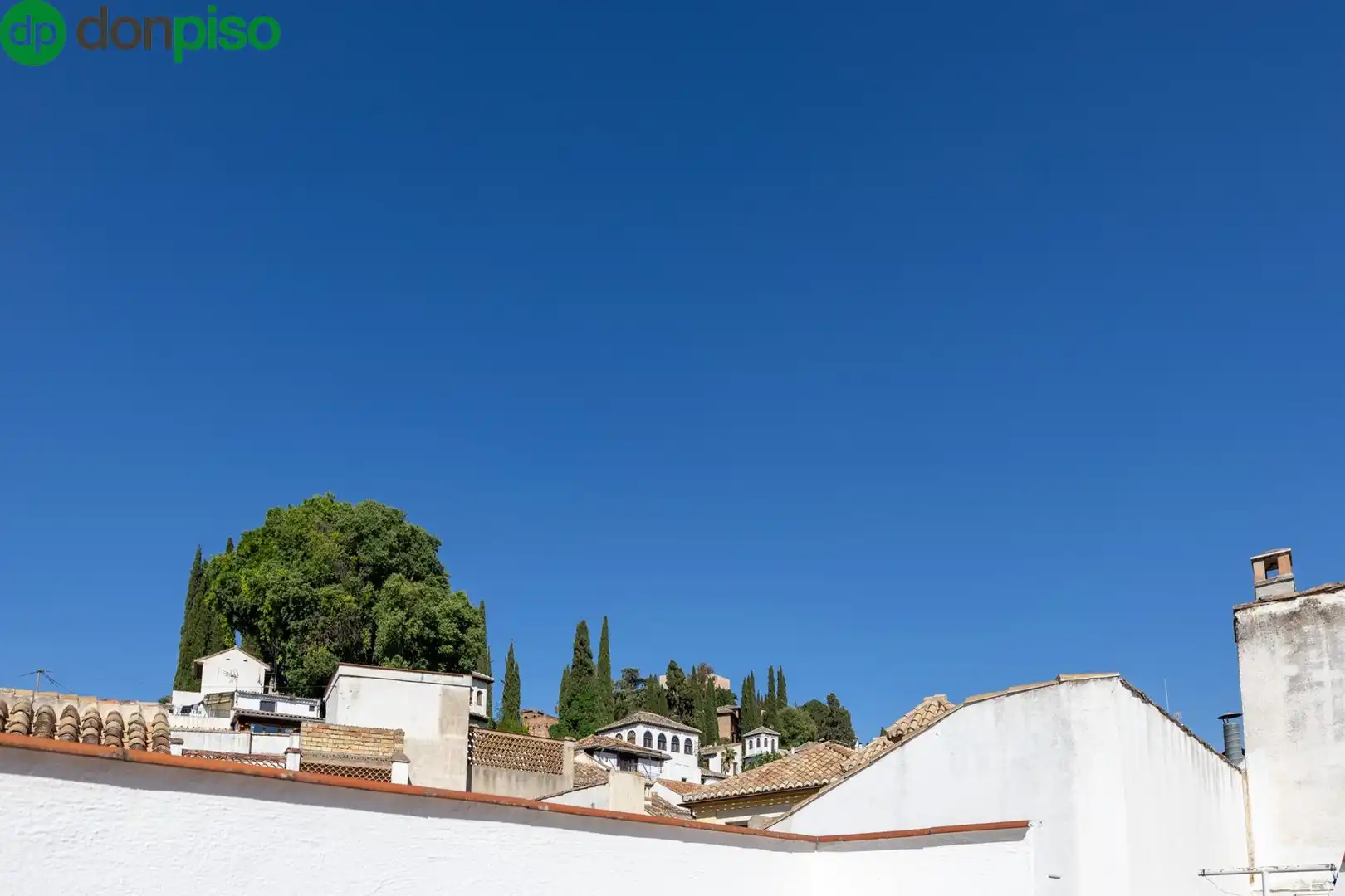 Vista exterior de Estudio en venta en Granada con Terraza y Balcón
