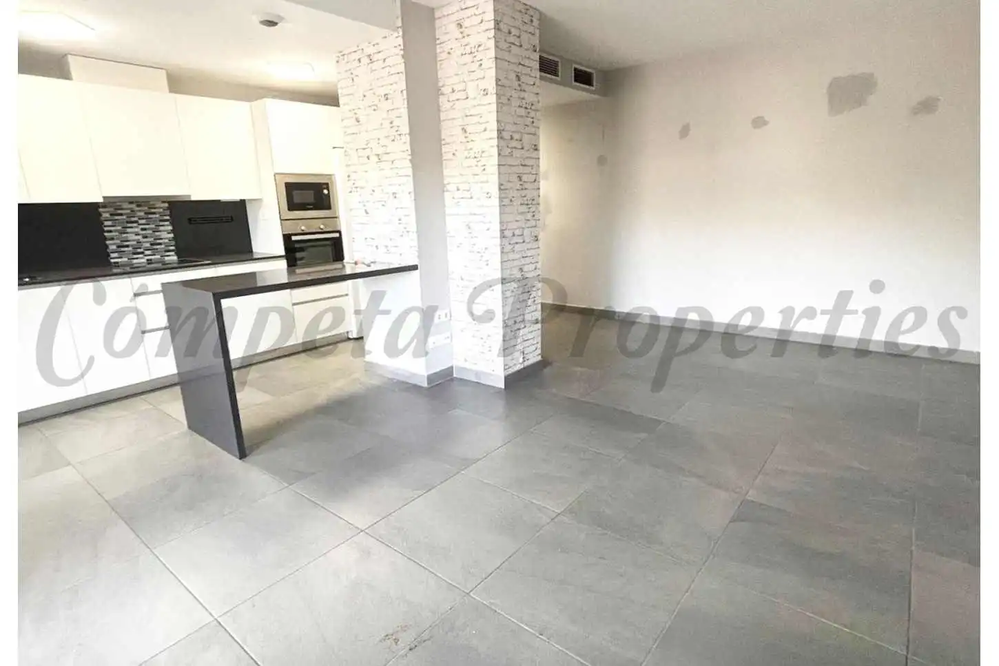 Apartment with pool for sale in Almuñecar centro
