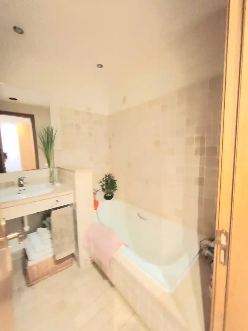 Baño de Apartamento en venta en Marbella con Calefacción, Jardín privado y Terraza