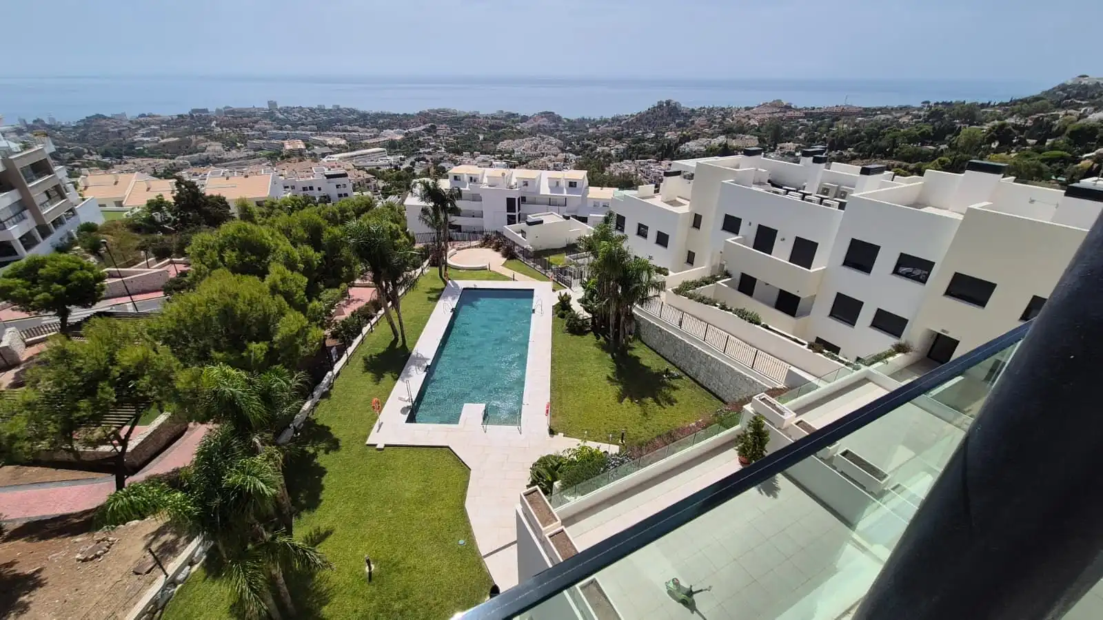 Vista exterior de Àtic de lloguer en Benalmádena amb Aire condicionat, Calefacció i Jardí privat