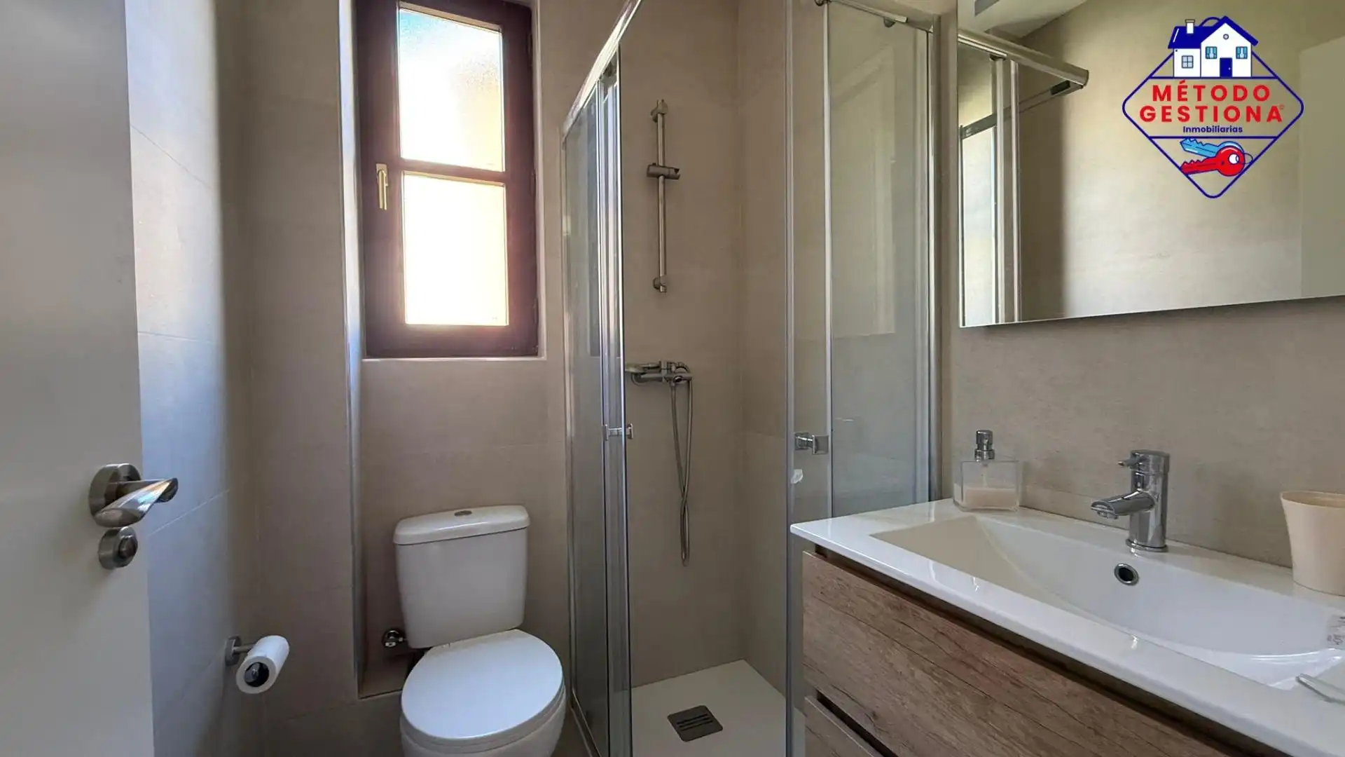 Badezimmer von Wohnung zur Miete in Santander mit Heizung