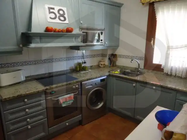 Cuina de Casa adosada en venda en Medina de Pomar amb Calefacció, Piscina i Balcó
