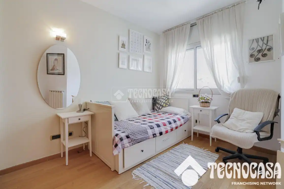 Schlafzimmer von Wohnung zum Verkauf in Barcelona mit Klimaanlage, Abstellraum und Balkon