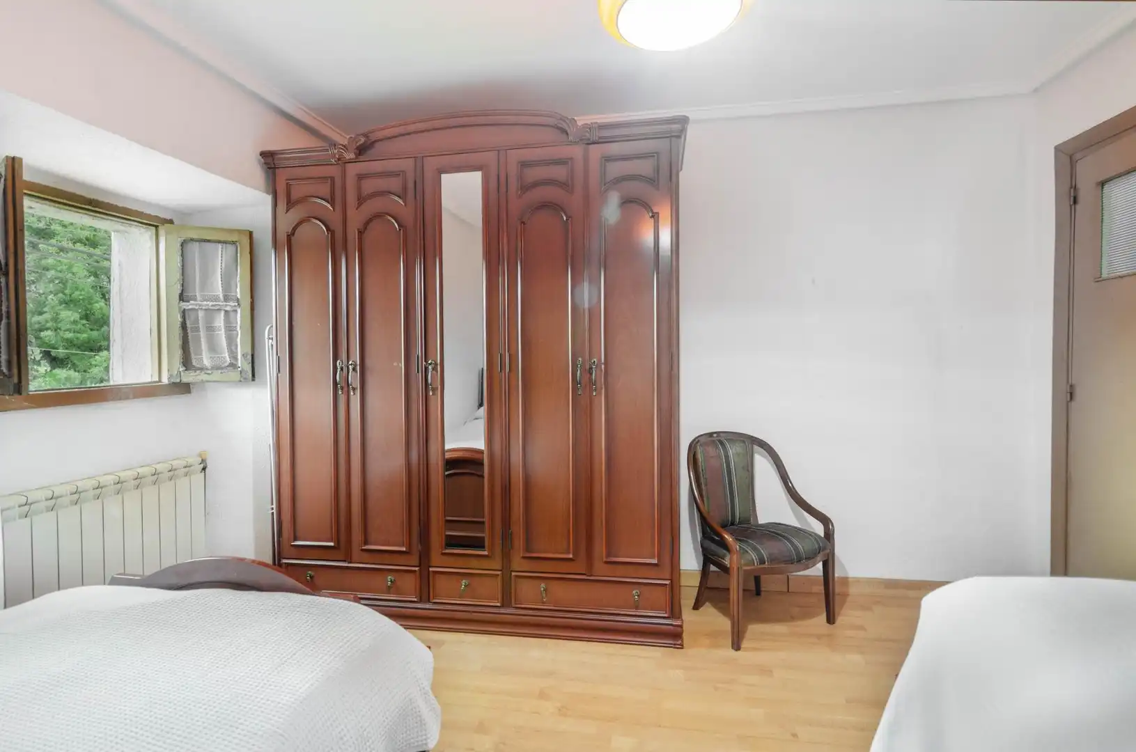Dormitori de Casa o xalet en venda en Oviedo  amb Calefacció, Jardí privat i Terrassa