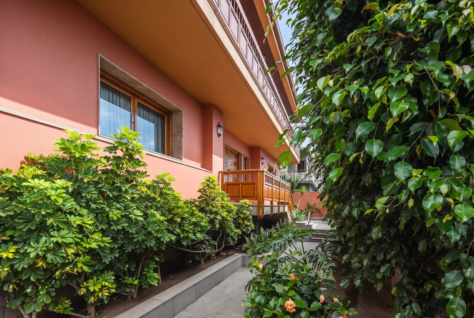 Vista exterior de Casa o xalet en venda en Las Palmas de Gran Canaria amb Aire condicionat, Jardí privat i Terrassa