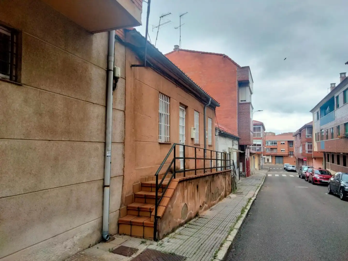 Vista exterior de Casa adosada en venta en León Capital  con Calefacción, Terraza y Amueblado