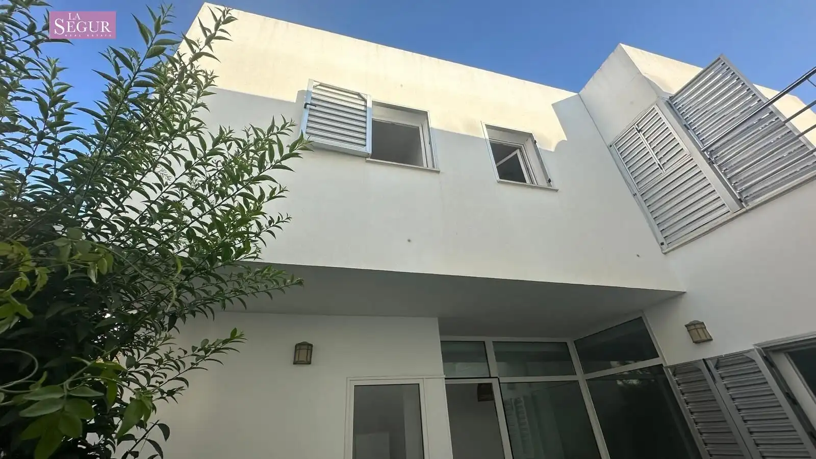 Vista exterior de Casa adosada en venda en Conil de la Frontera amb Jardí privat, Terrassa i Piscina comunitària